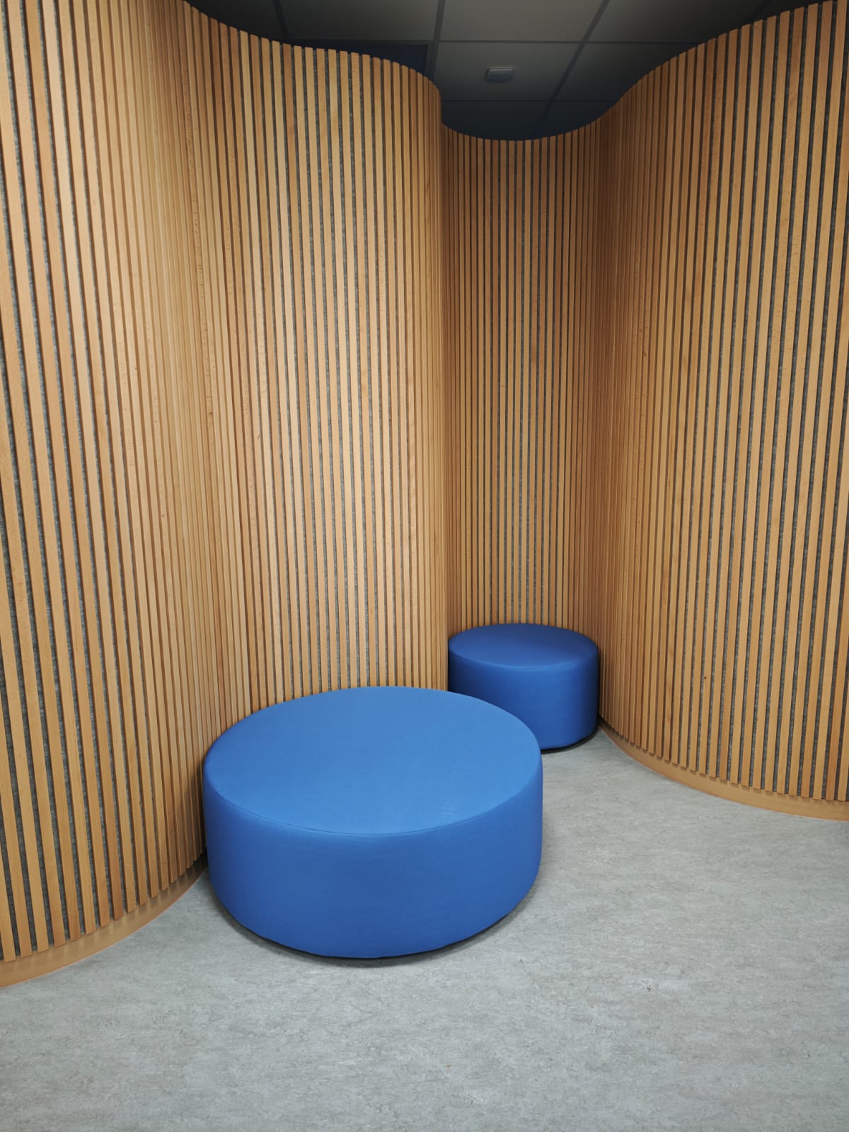 Blaue Sitzhocker aus Bielefeld für Kindergärten und Schulen
