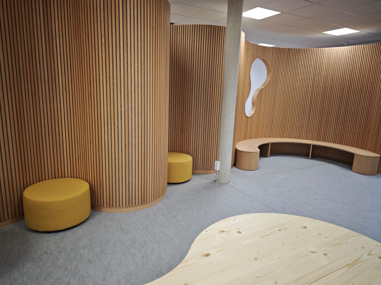 Sitzhocker Installation in öffentlicher Einrichtung